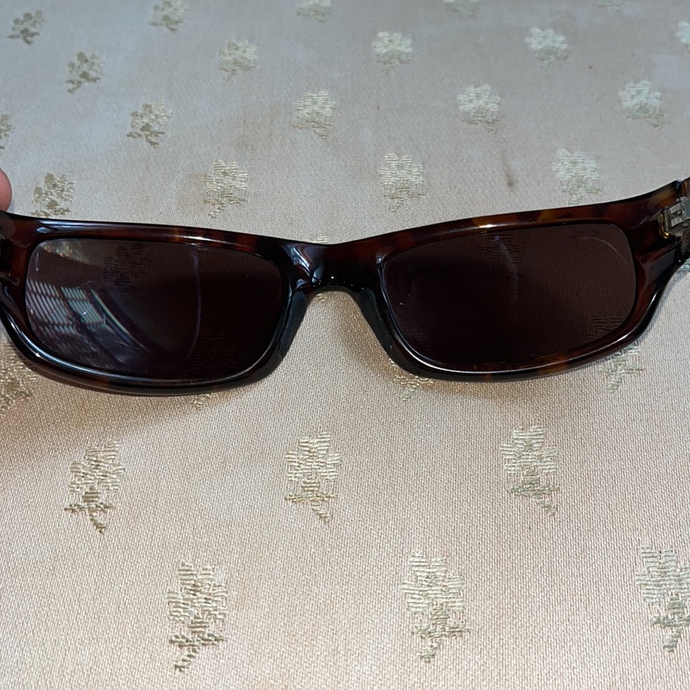 Maui Jim stingray sunglasses in very good condition. - Picture 7 of 10